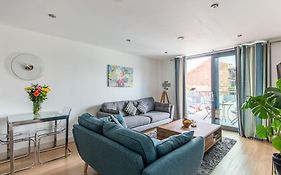 Beautiful 1 Bedroom Apartment With Parking In Gloucester Docks
